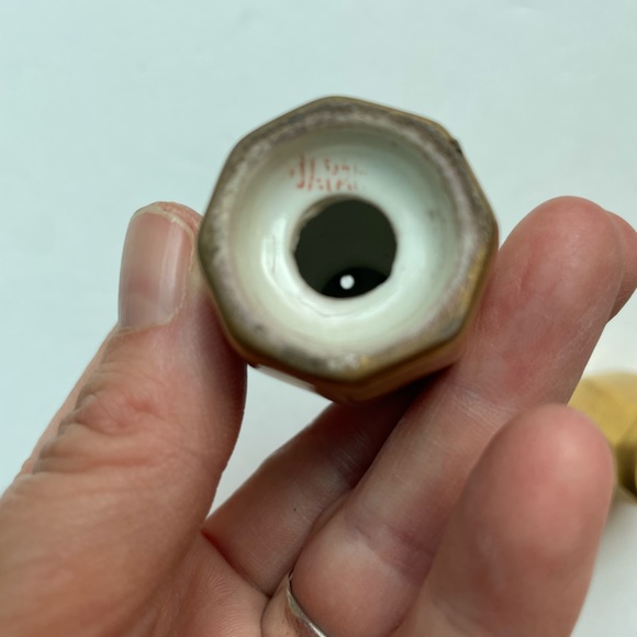 Vintage Pickard gold ceramic salt and pepper shakers. Made in Japan - Picture 5 of 5